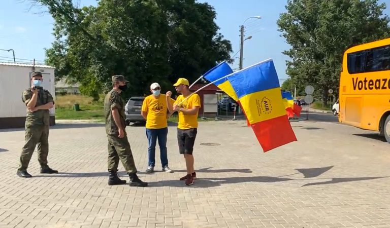 (ВИДЕО) Автобус AUR вновь не пустили на левый берег Днестра. Его остановили сотрудники т.н. КПП Приднестровья