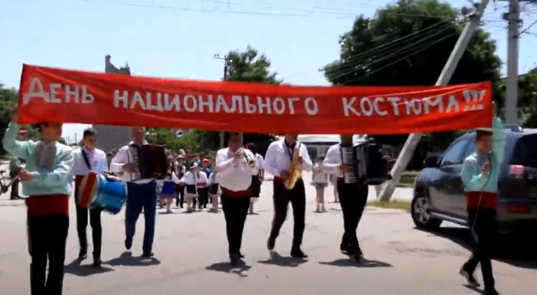 В Копчаке состоялось шествие в национальных костюмах