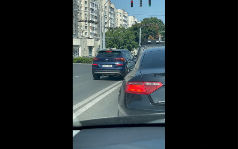 (ВИДЕО) Необычный маневр авто зафиксировали в столице. Что ждет водителя?