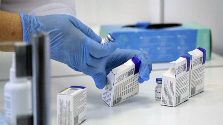 Россия выкупила у Словакии 160 тысяч доз вакцины «Спутник V». Страна отказалась от ее применения из-за низкого спроса