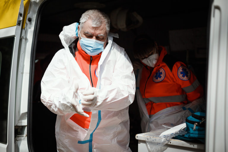 Франция и Греция вводят обязательную вакцинацию от COVID-19 для медиков