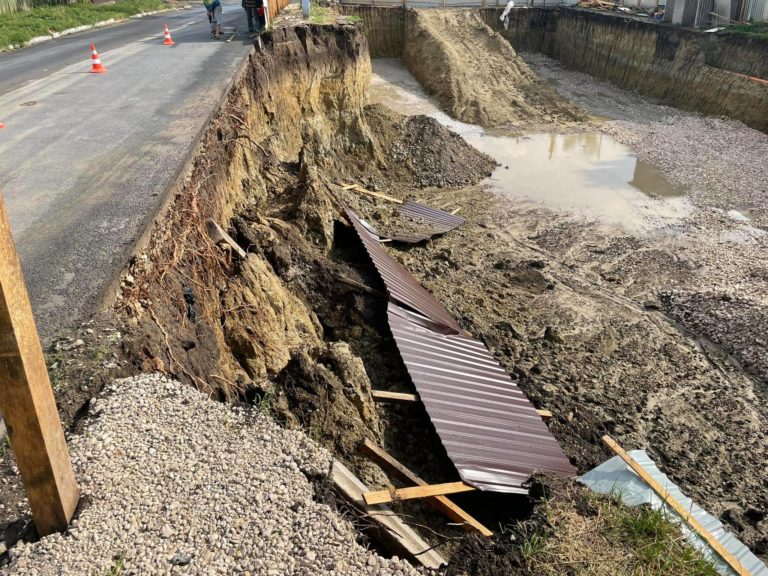 (ФОТО) Водители, осторожно: ветер снес ограждение вокруг котлована строящейся 11-этажки в Комрате