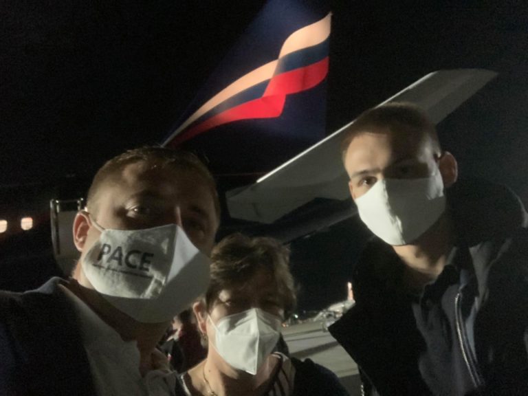 (ВИДЕО) Кавкалюка и двое других членов PACE задержали в московском аэропорту. Они планировали встретиться с диаспорой из России
