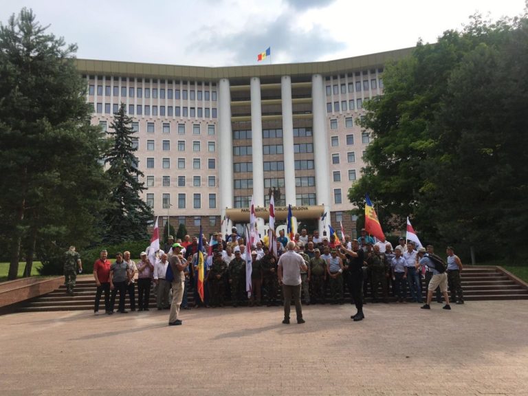 (ФОТО) «Мы должны объединиться». Группа ветеранов от левого берега Днестра вышли к зданию Парламента