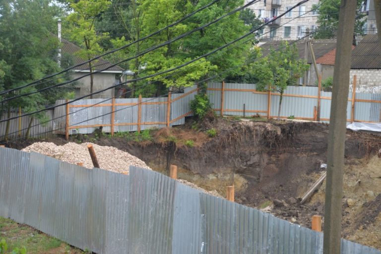 Как примар Комрата комментирует факт обвала грунта на месте строящейся 11-этажки?