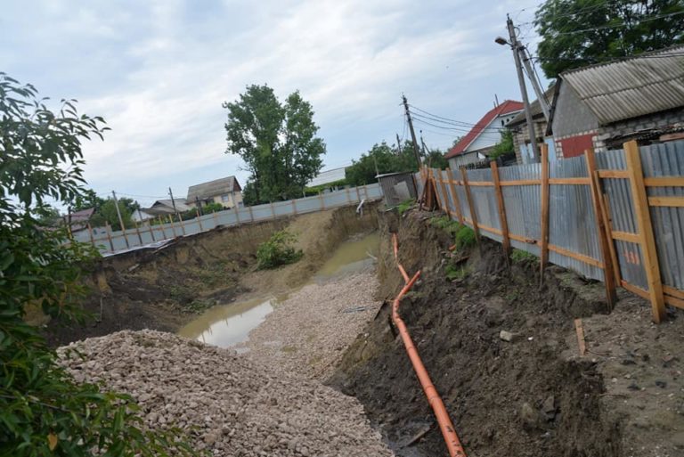 (ФОТО) Грунт обвалился, в котловане вода, люди без света. Ситуация на строящейся многоэтажке в Комрате