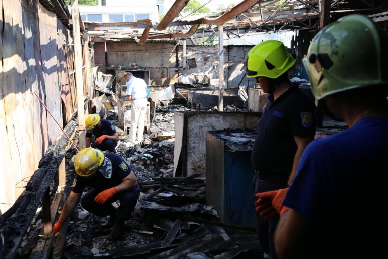 (ФОТО) Из-за пожара на рынке в Резине пострадали 63 экономических агента. Представлены первые версии возгорания