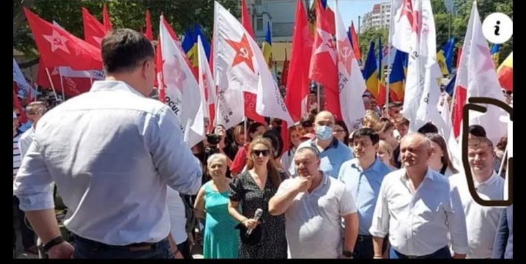 (ФОТО) Директор Агенстства государственных услуг Комрата замечен на митинге в Кишиневе