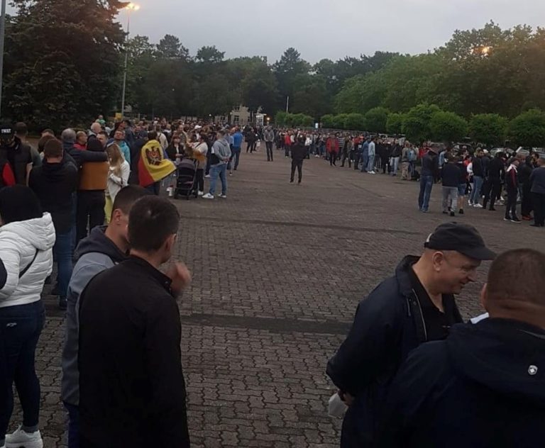 (ФОТО/ВИДЕО) Граждане Молдовы в Германии с ночи выстроились в очереди на избирательных участках