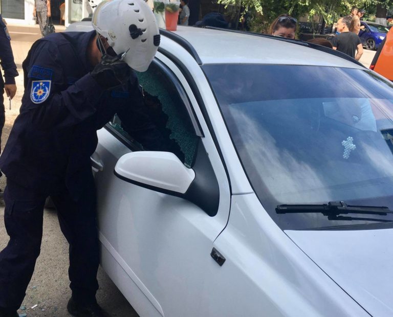 В Бельцах спасатели выбили стекла в машине, чтобы спасти 2-летнего ребенка