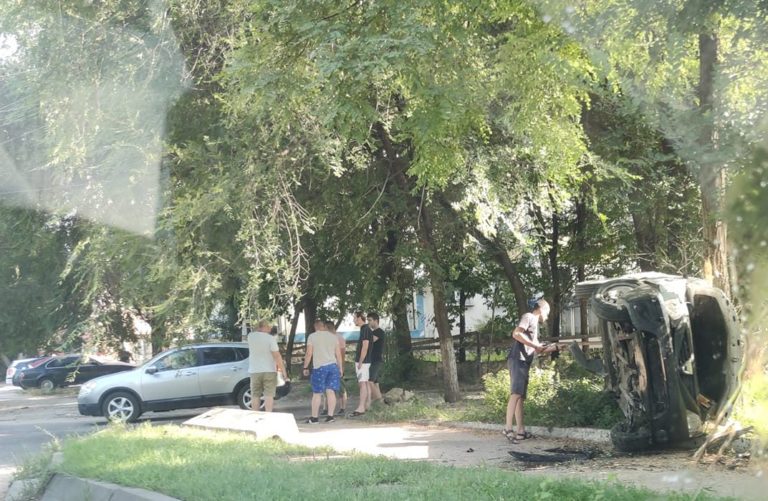 (ФОТО) ДТП в Кишиневе: один автомобиль перевернулся