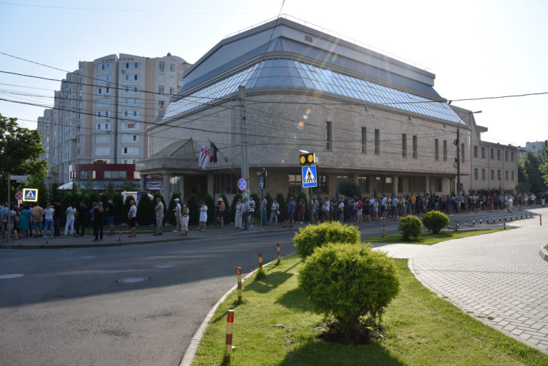 В Кишиневе огромные очереди за вакциной. Сегодня второй день марафона