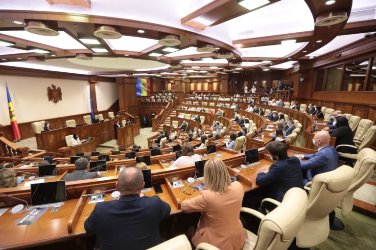 Государственные служащие должны будут декларировать расходы, понесенные за границей. Что предусматривает законопроект, предложенный PAS