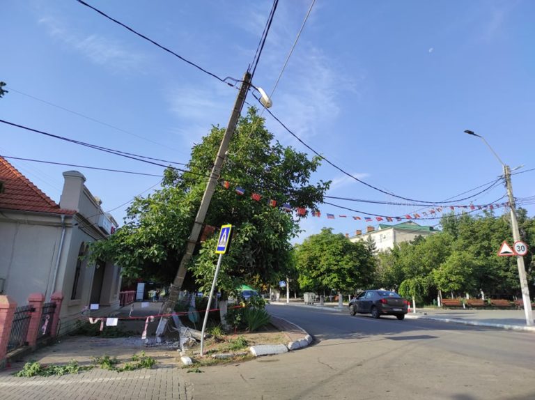 (ОБНОВЛЕНО/ ФОТО) ДТП в Комрате у ДК: водитель сбил электрический столб