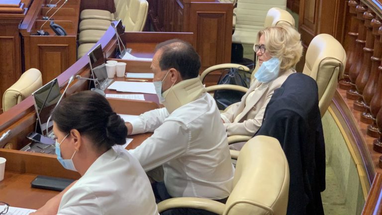 (ВИДЕО) Член фракции коммунистов и социалистов пришел в гипсе на заседание парламента