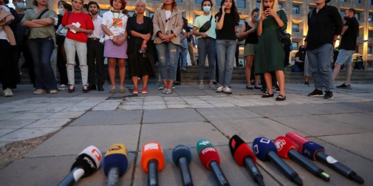 Четыре оппозиционных телеканала Грузии на сутки прекратили вещание в знак протеста против насилия над журналистами