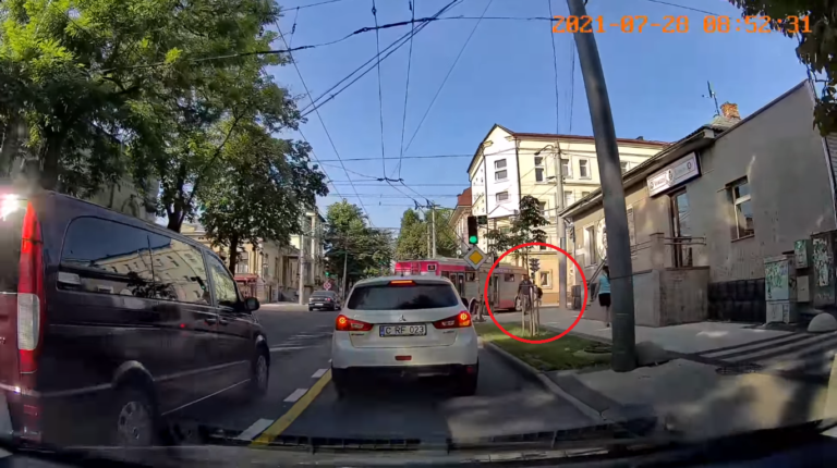 (ВИДЕО) Троллейбус сбил девушку на самокате в столице. Детали ДТП