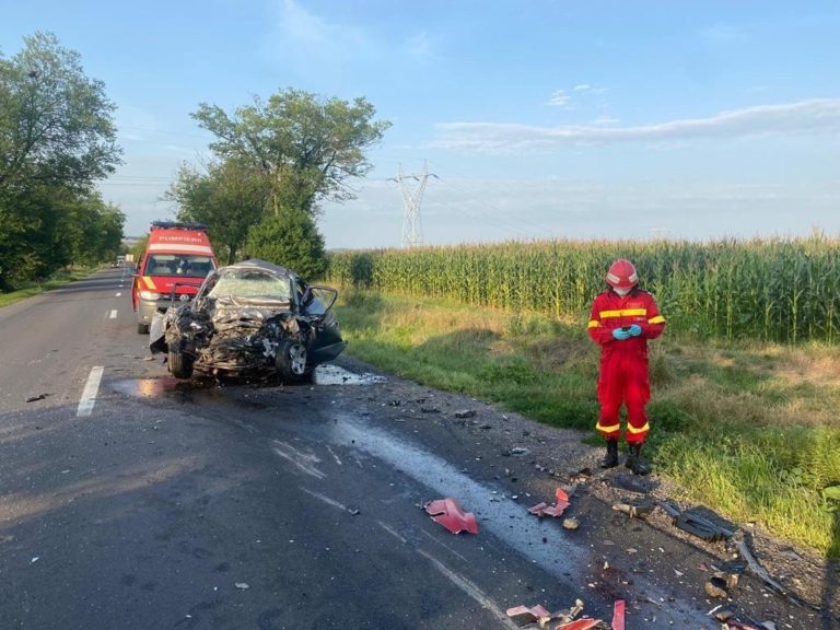 (ФОТО) Авария в Румынии: 21-летняя девушка погибла на месте, а машина превратилась в груду металла