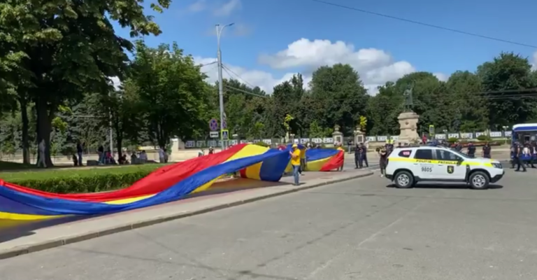 (ВИДЕО) AUR растянули флаг Румынии, чтобы преградить путь маршу, который проводит блок ПКРМ-ПСРМ