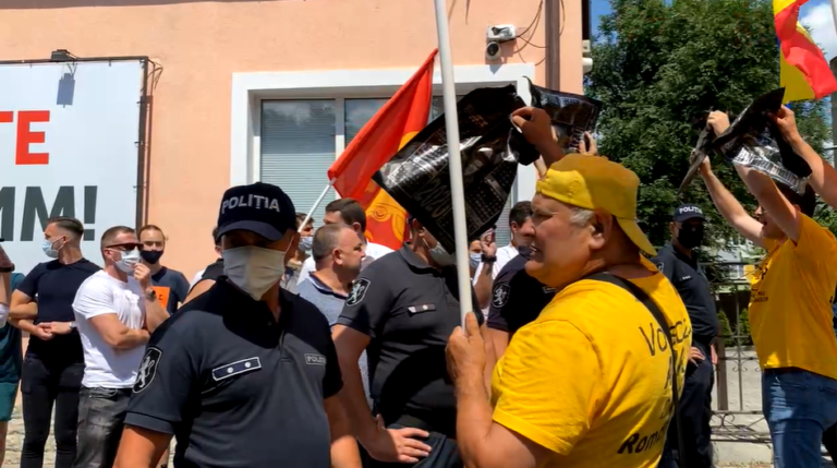 (ВИДЕО) AUR принесли к офису ПСРМ кульки и устроили протест. Социалисты ответили контрпротестом