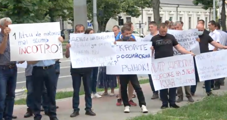 (LIVE) Несколько фермеров протестуют у Президентуры: «Помогите. Откройте российский рынок»