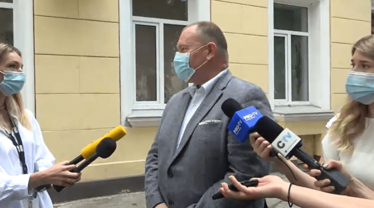 LIVE: Врио премьер-министра Молдовы Аурелиу Чокой вышел на избирательный участок