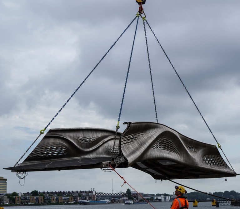 В Амстердаме открыли первый в мире стальной мост, напечатанный на 3D-принтере
