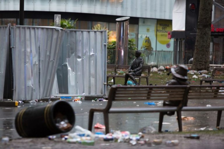 (ФОТО) Финал ЕВРО-2020. Болельщики футбола оставили после себя на улицах тонны мусора