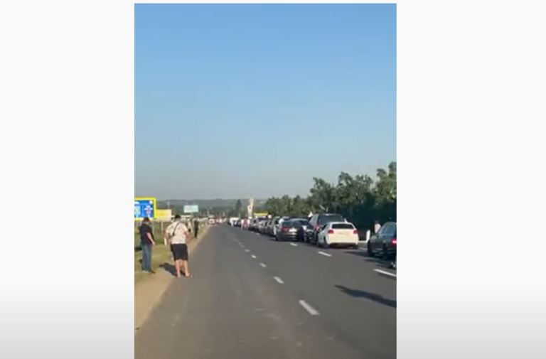 (ВИДЕО) Все КПП страны сегодня утром были заблокированы. Образовались километровые очереди