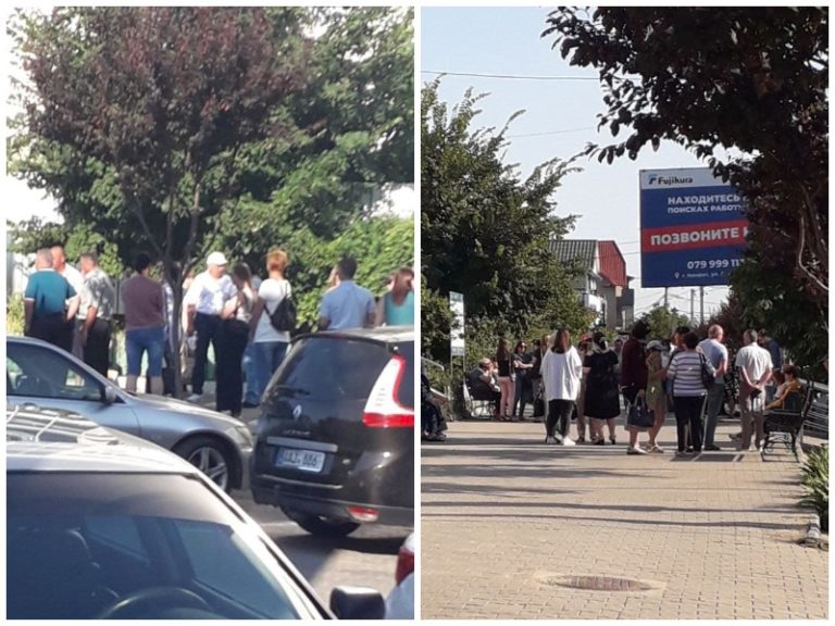 (ФОТО) Полчаса до начала марафона вакцинации в Комрате. У здания поликлиники десятки людей