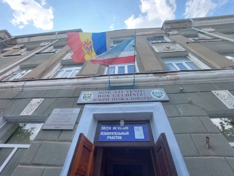 Остался час до закрытия избирательных участков в стране
