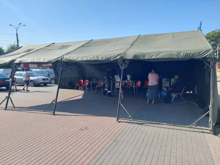 В центре Комрата спасатели установили палатку. Люди могут выпить воды и отдохнуть в тени