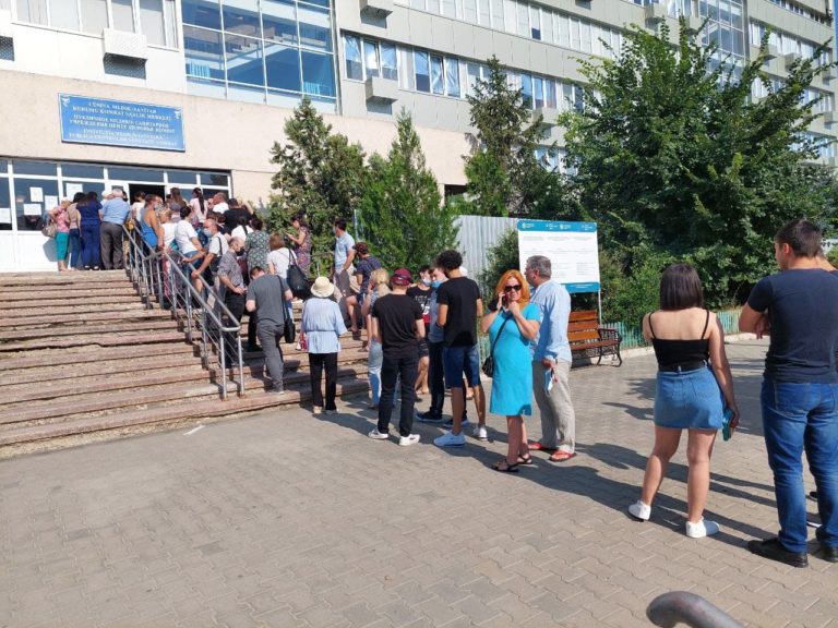 ФОТО ДНЯ: Десятки желающих вакцинироваться выстроились в очередь у поликлиники Комрата