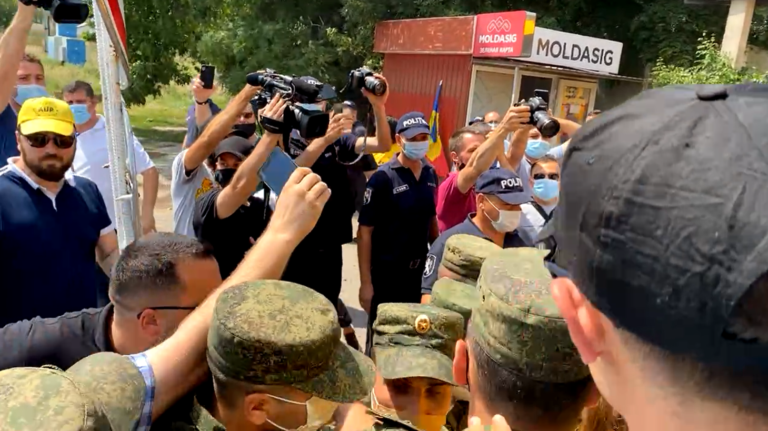 (ВИДЕО) AUR отправился на левый берег Днестра, но на посту в Варнице сторонников партии остановили 