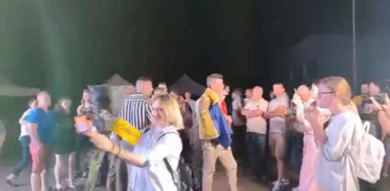(LIVE) У офиса PAS собрались сторонники партии. Они поют и танцуют