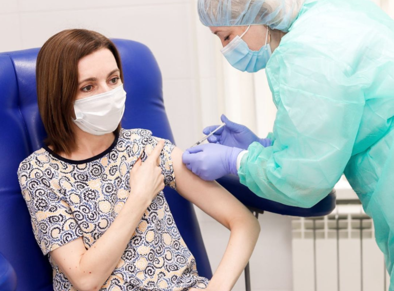 «Пандемия не побеждена». Майя Санду получила вторую дозу AstraZeneca