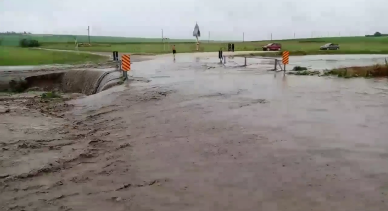 (ВИДЕО) Село в Каушанском районе отрезано от внешнего мира из-за дождей. На место выехали спасатели