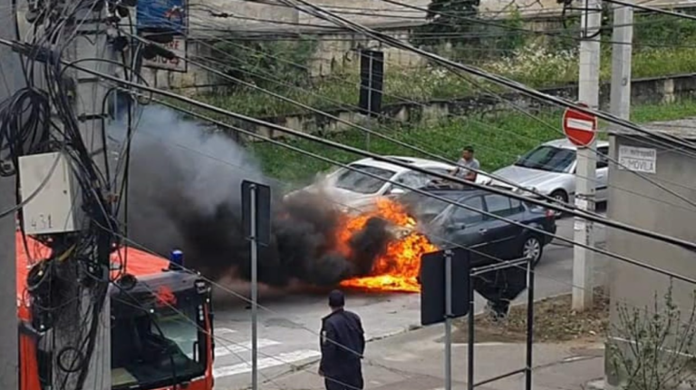(ФОТО) Renault Megane загорелся в Кишиневе посреди дороги. Огонь перекинулся и на соседнее авто