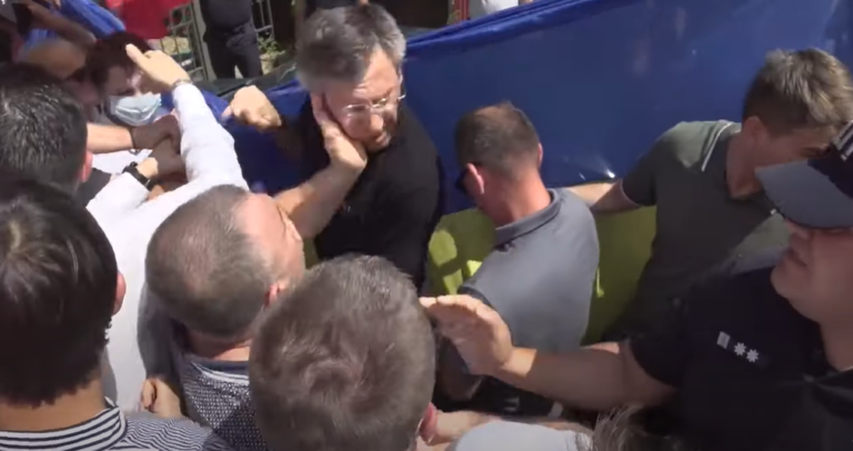 (ВИДЕО) Киртоакэ получил пощечину от социалиста Одинцова на протесте перед офисом ПСРМ