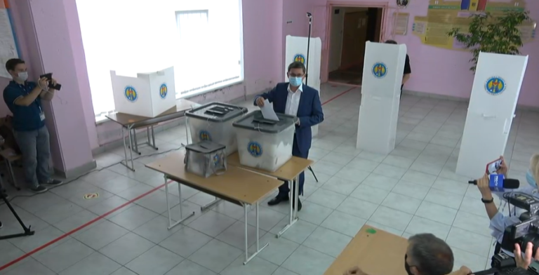 LIVE: На выборы пришел председатель PAS Игорь Гросу: «Я проголосовал за перемены»