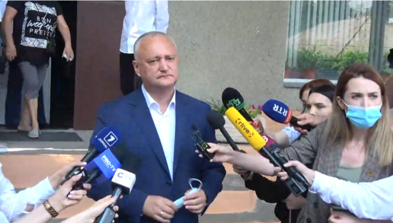 LIVE: Игорь Додон проголосовал за то, «чтобы не отдать страну в чужие руки»