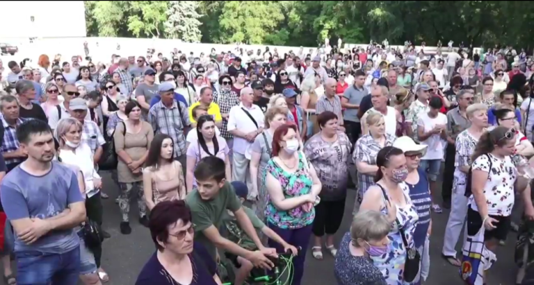 LIVE: «Ренато не бросай!». В Бельцах проходит митинг в поддержку Ренато Усатого, объявившего об отставке с поста мэра