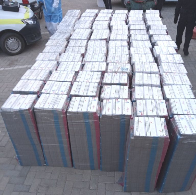 (ФОТО) В Кагуле задержан микроавтобус, в котором спрятали 179 коробок сигарет: задержаны шесть человек