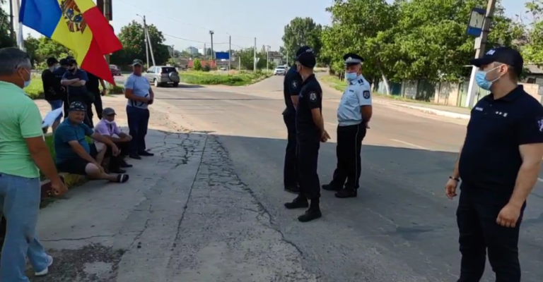 Группа граждан расположилась у въезда в Варницу. На место прибыла полиция
