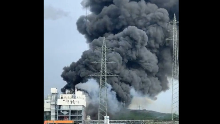 (ВИДЕО) На химическом заводе на западе Германии произошел мощный взрыв. Местных жителей предупредили о чрезвычайном уровне опасности