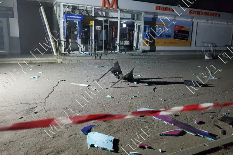 (ФОТО) В Бендерах взорвали банкомат. Уходя с места преступления, налётчики теряли деньги