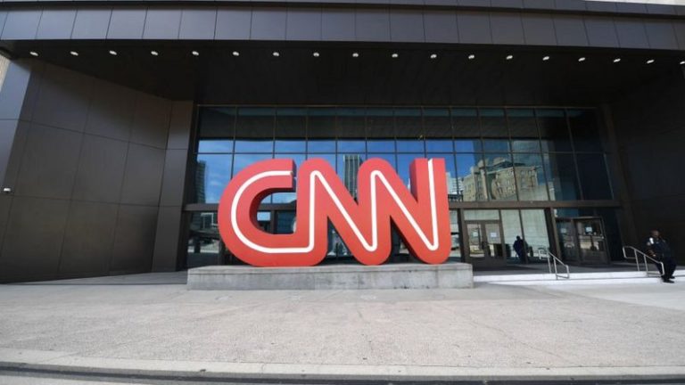 Телеканал CNN уволил трех сотрудников, которые появились в офисе, не пройдя вакцинацию от ковида