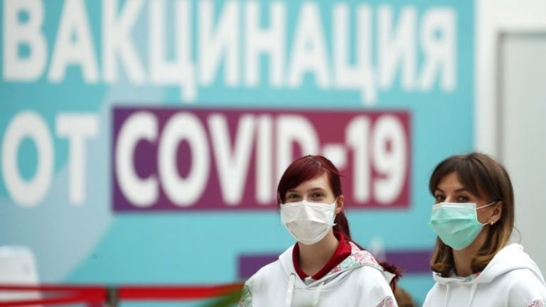 Опрос: 15% вакцинированных россиян признались, что их принуждали сделать прививку