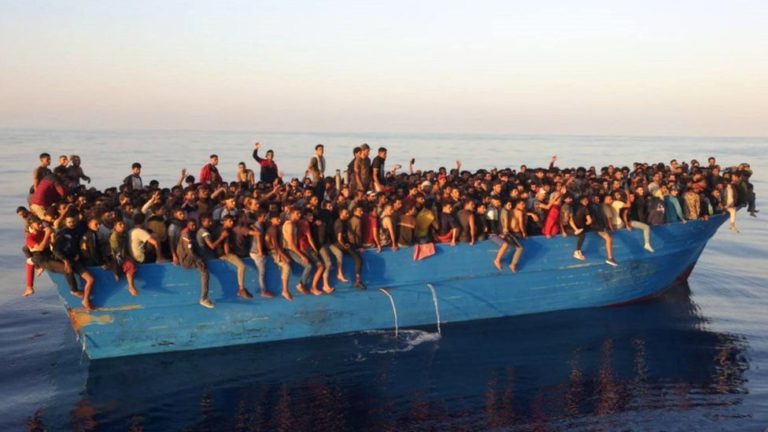 На итальянский остров прибыло самое большое количество мигрантов за один день. Что обнаружила полиция