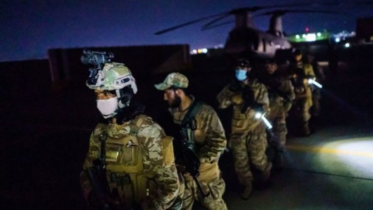 Последние американские военные улетели из аэропорта Кабула